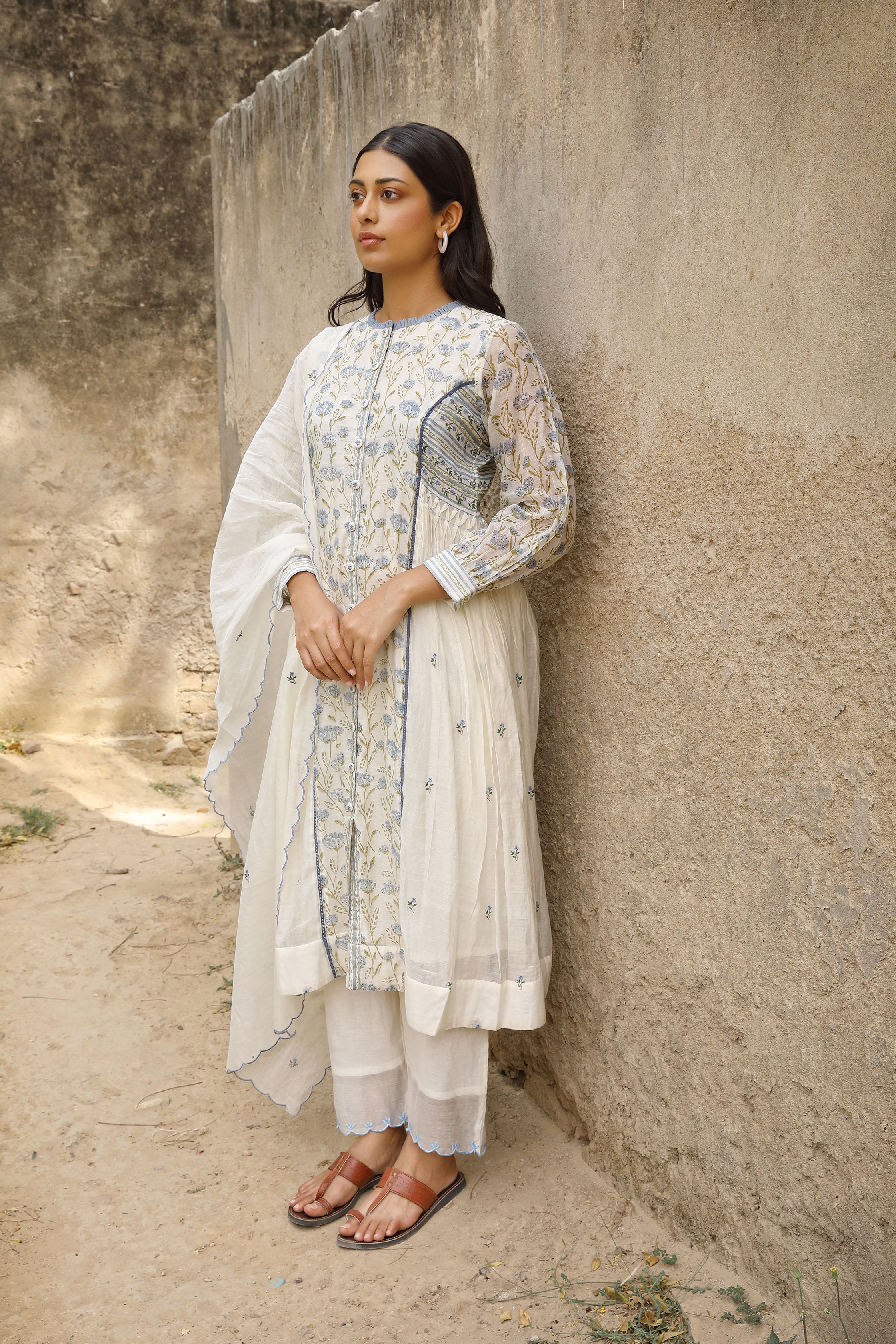 Collar Loops Suit Set in Off White with Sweetheart Neck and Embroidery