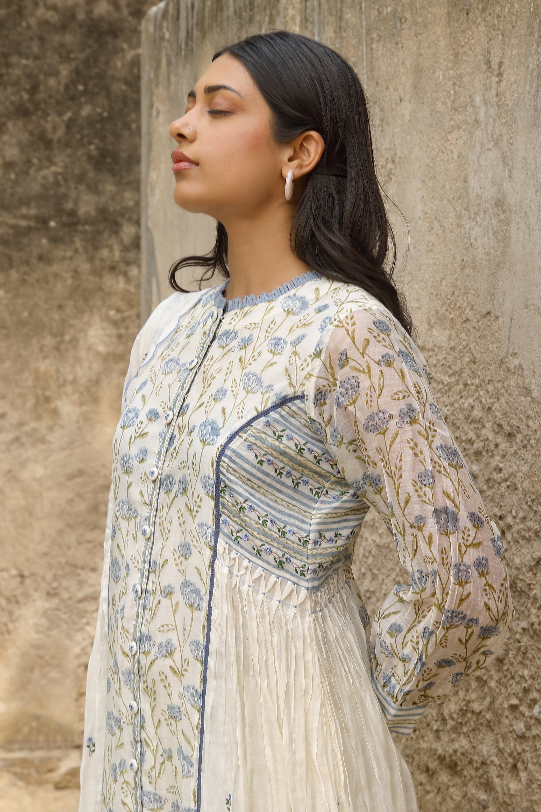 Collar Loops Suit Set in Off White with Sweetheart Neck and Embroidery