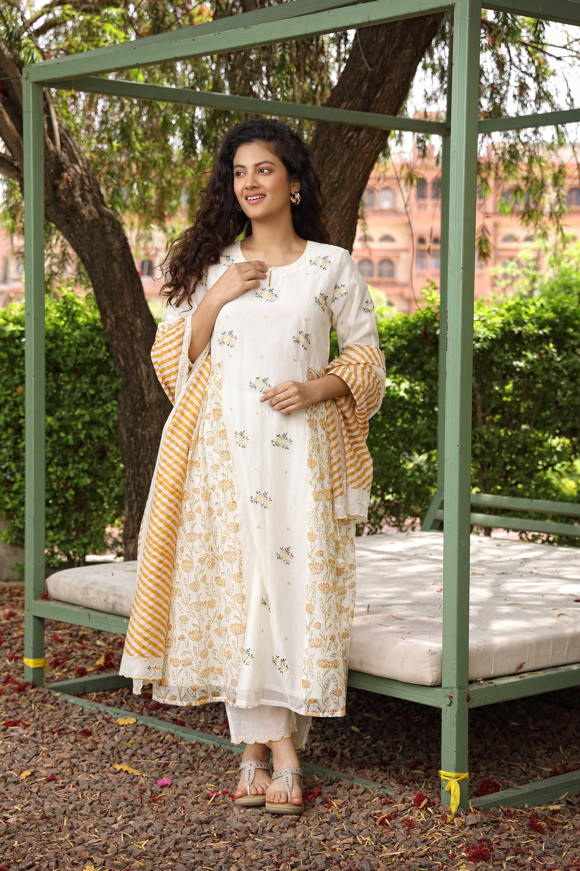 Side Dori Kurta Set with Lehriya Dupatta in Off White