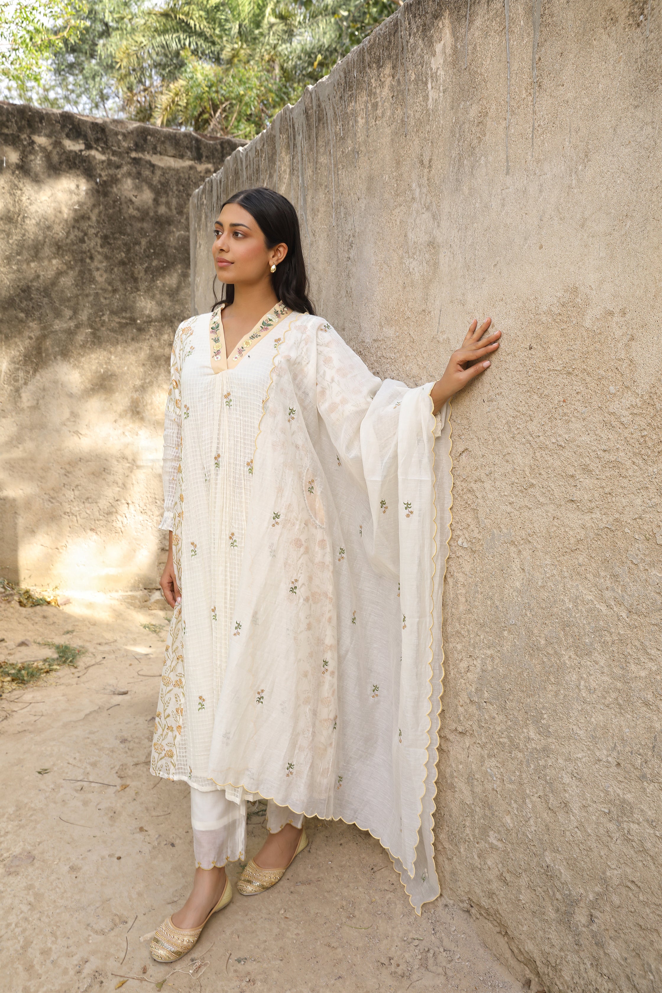 Overlap Collar Kurta Set in Off White with Embroidered Dupatta