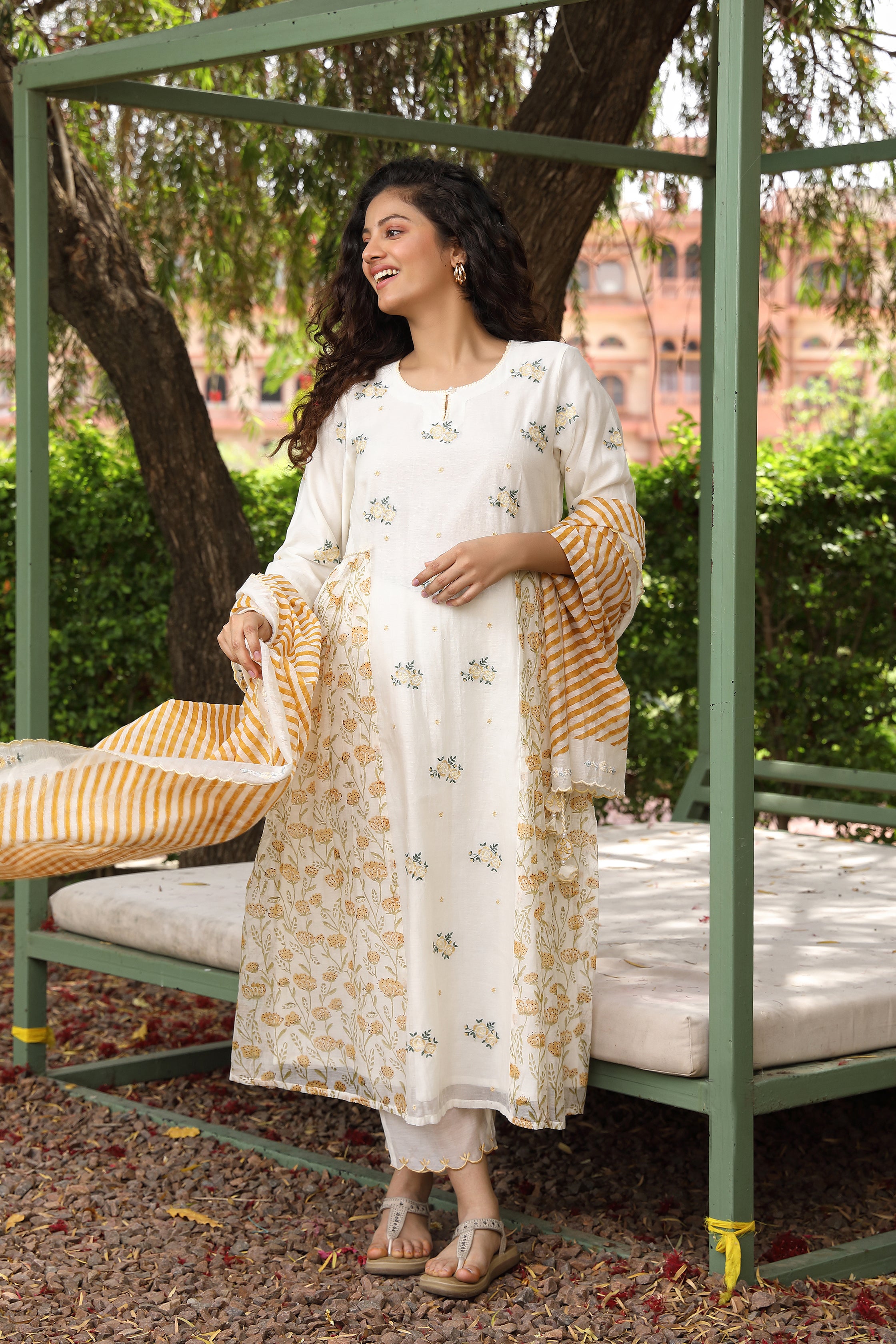 Side Dori Kurta Set with Lehriya Dupatta in Off White